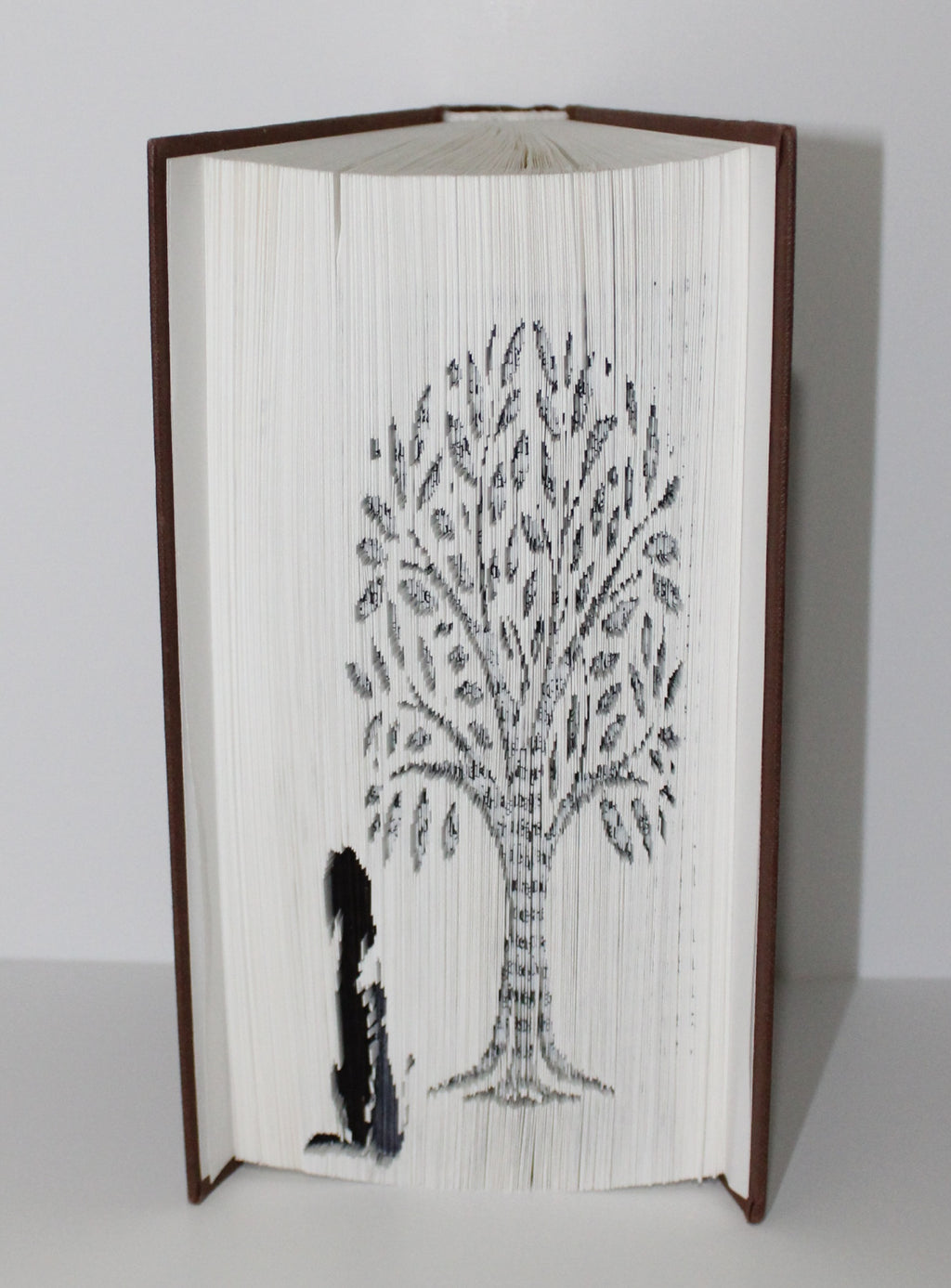 Livre arbre avec un chien et un chat