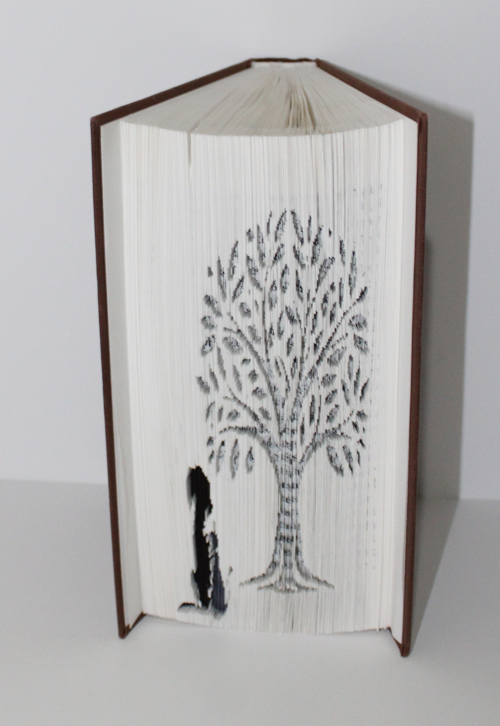 Livre arbre avec un chien et un chat
