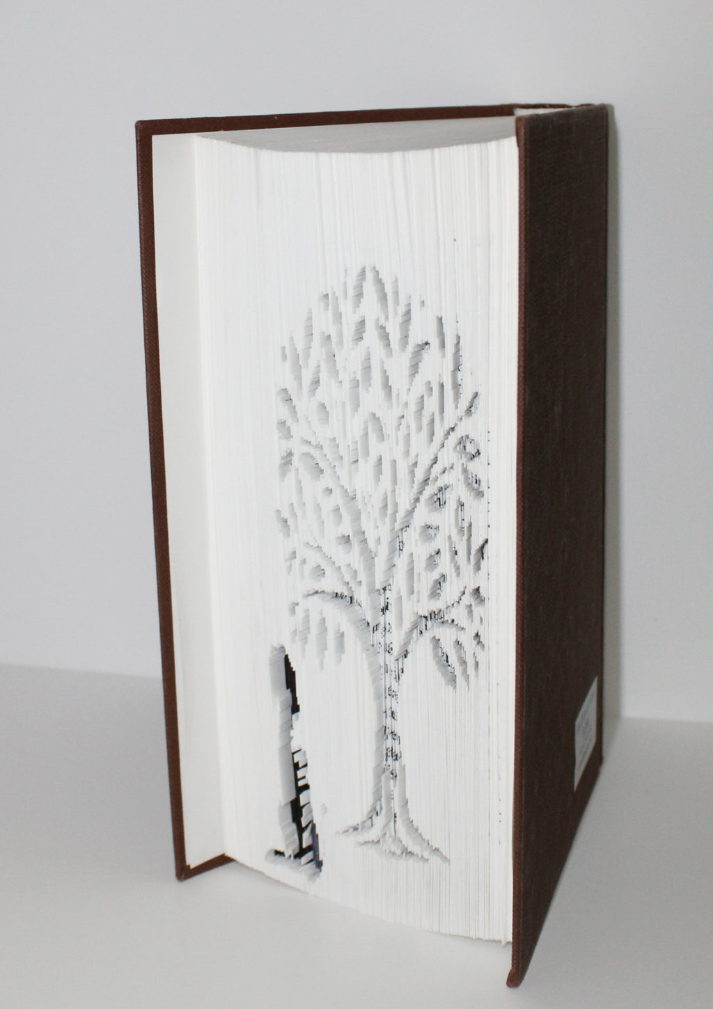 Livre arbre avec un chien et un chat