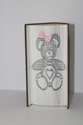 Livre ourson avec un noeud rose