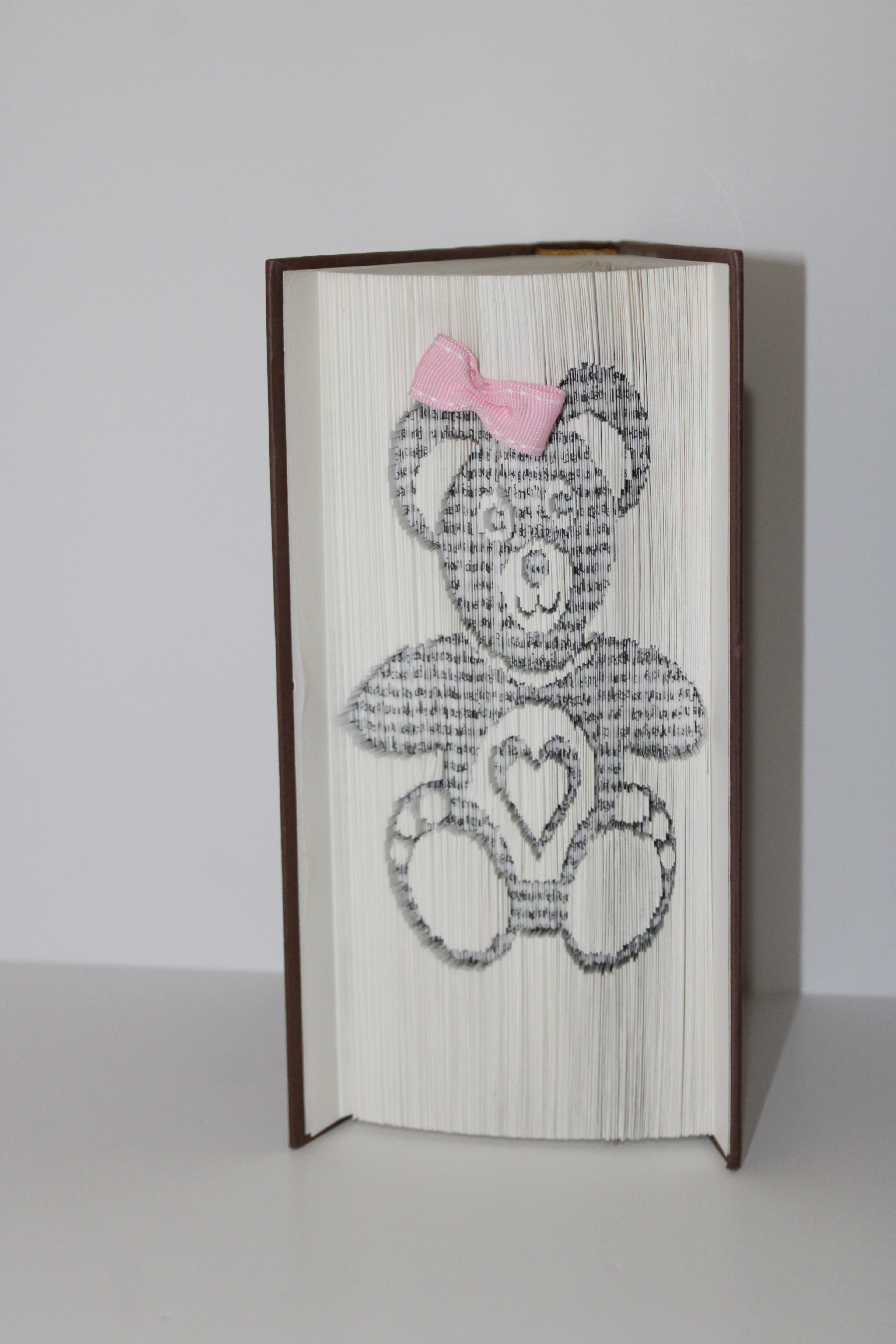Livre ourson avec un noeud rose