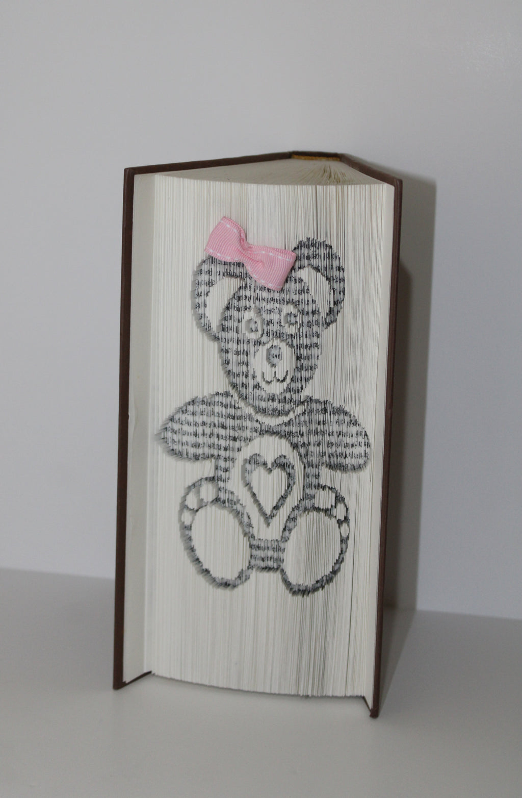 Livre ourson avec un noeud rose