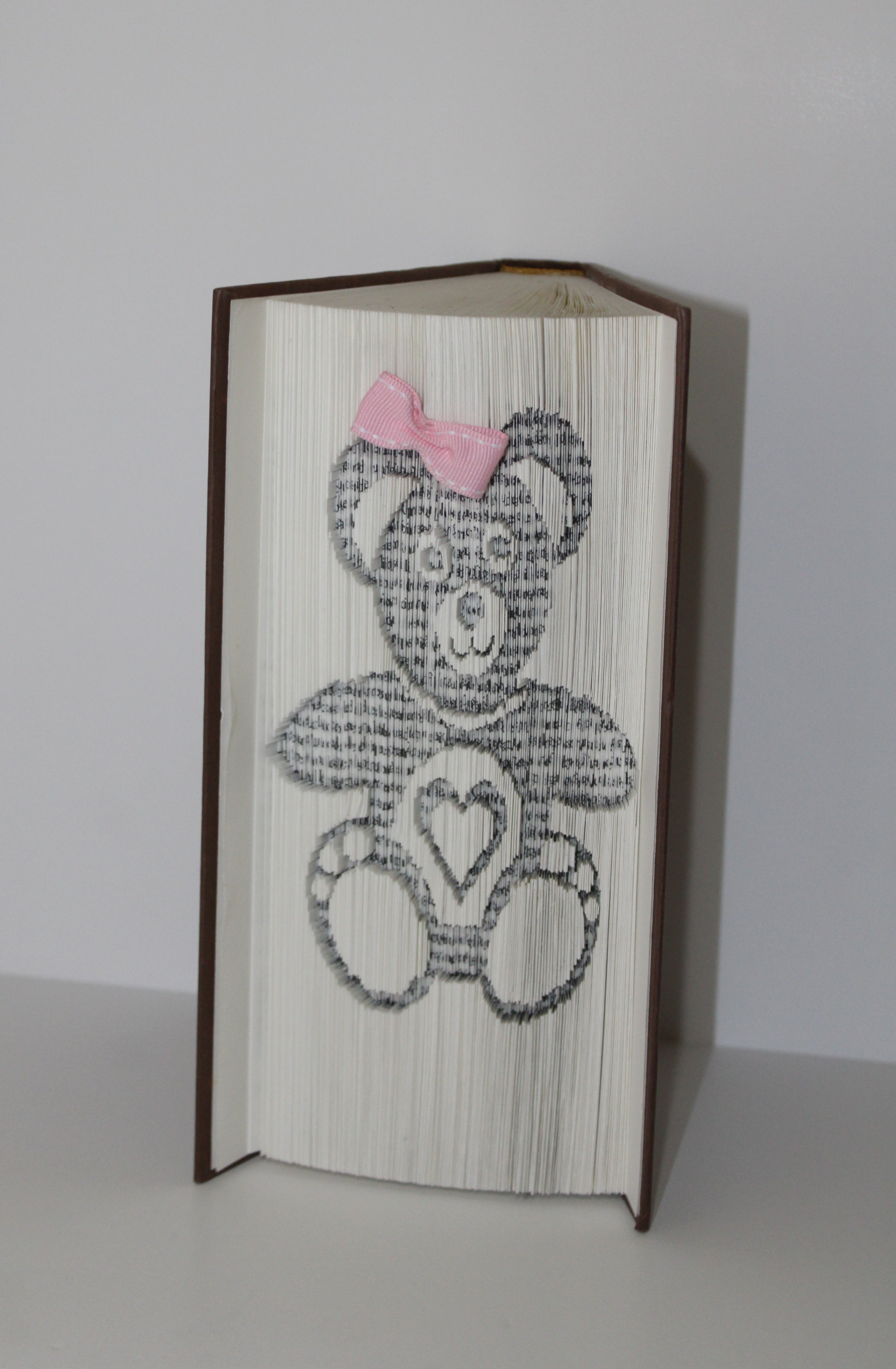 Livre ourson avec un noeud rose