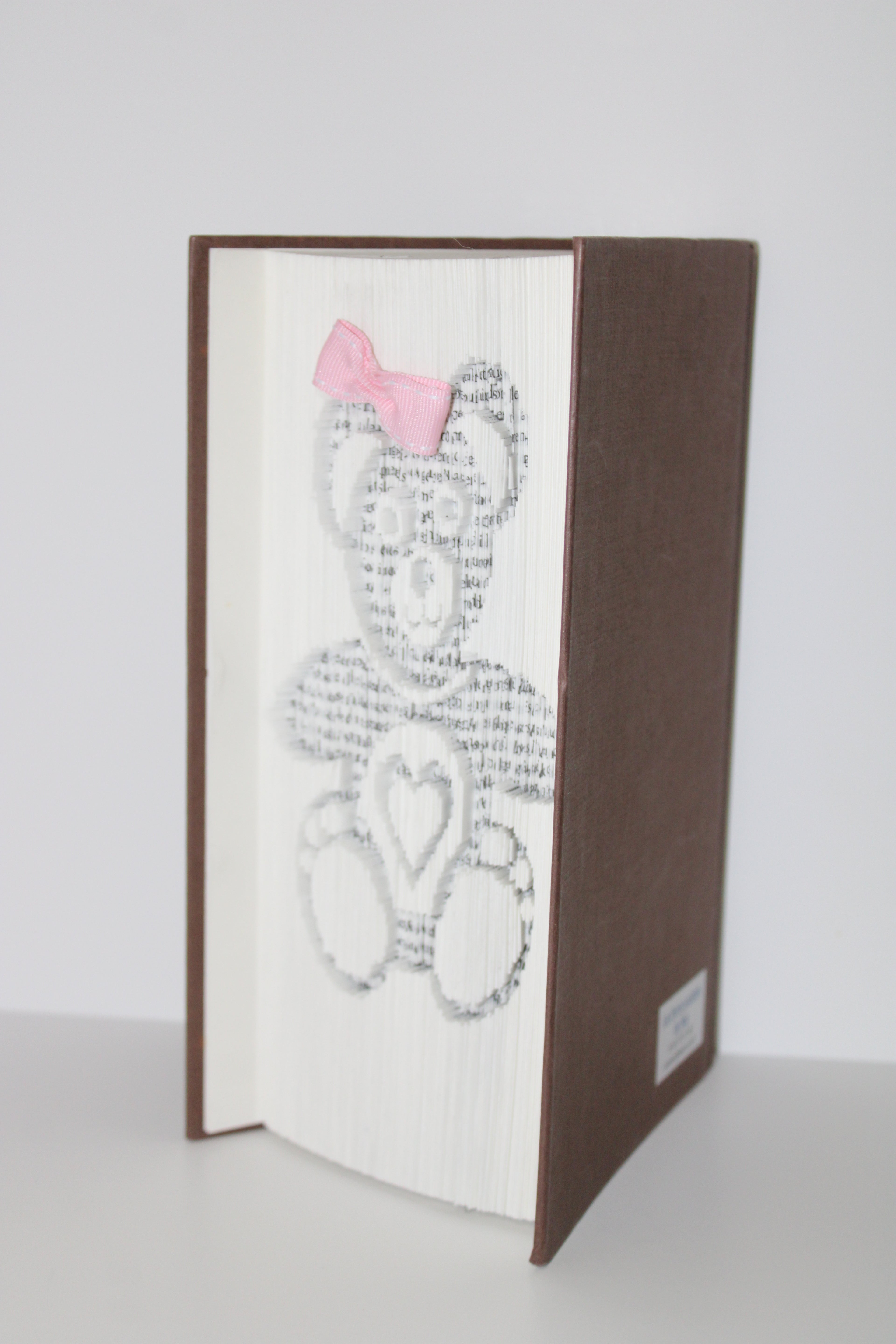 Livre ourson avec un noeud rose