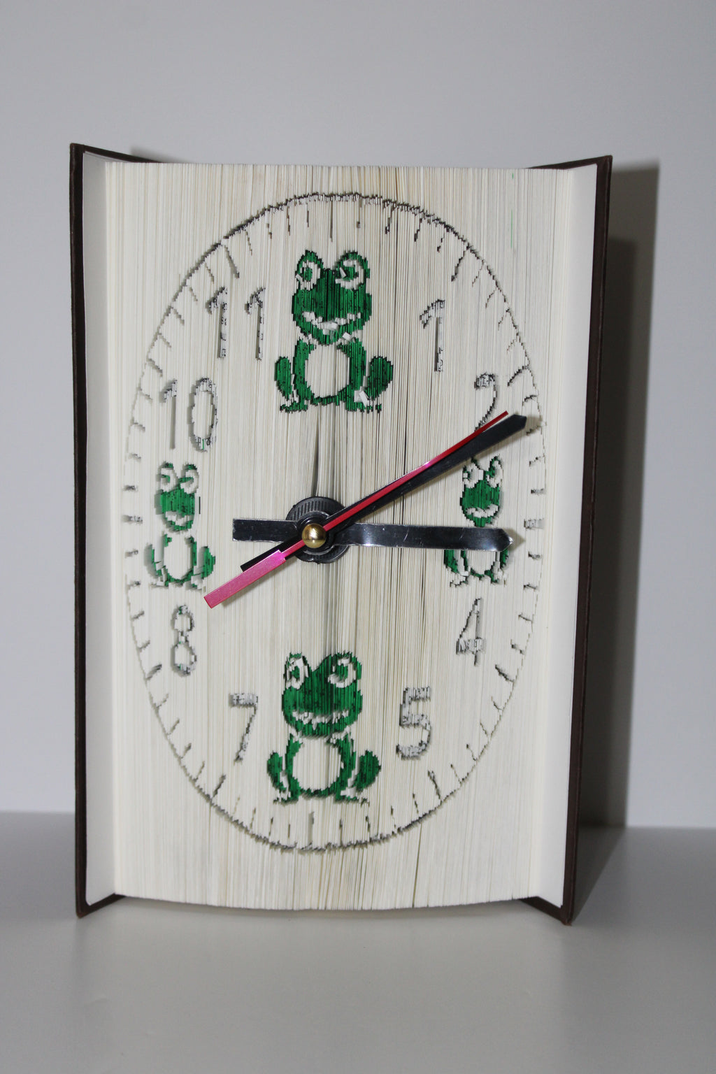 Livre pendule grenouilles vertes