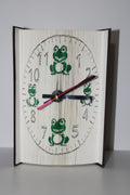 Livre pendule grenouilles vertes