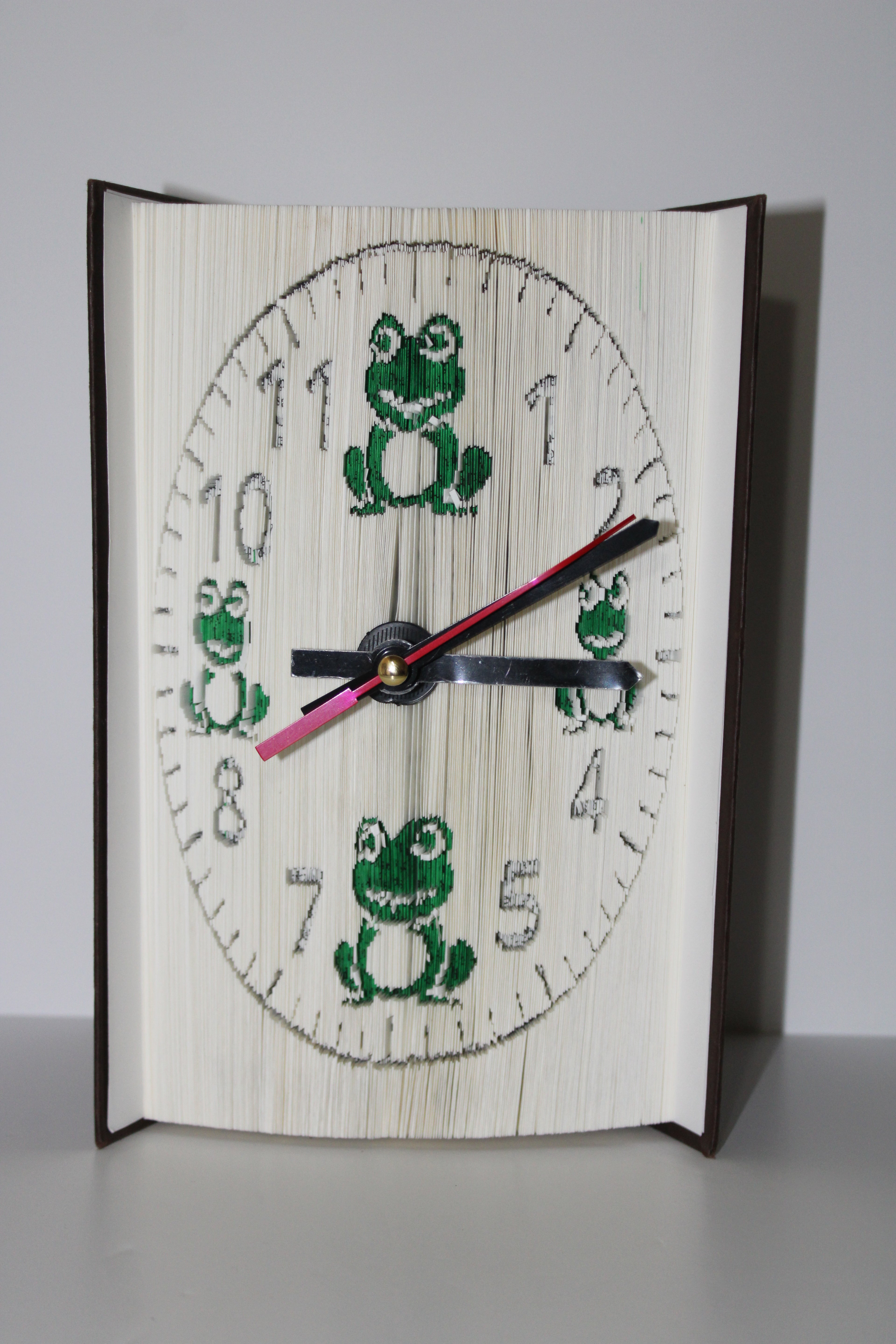 Livre pendule grenouilles vertes