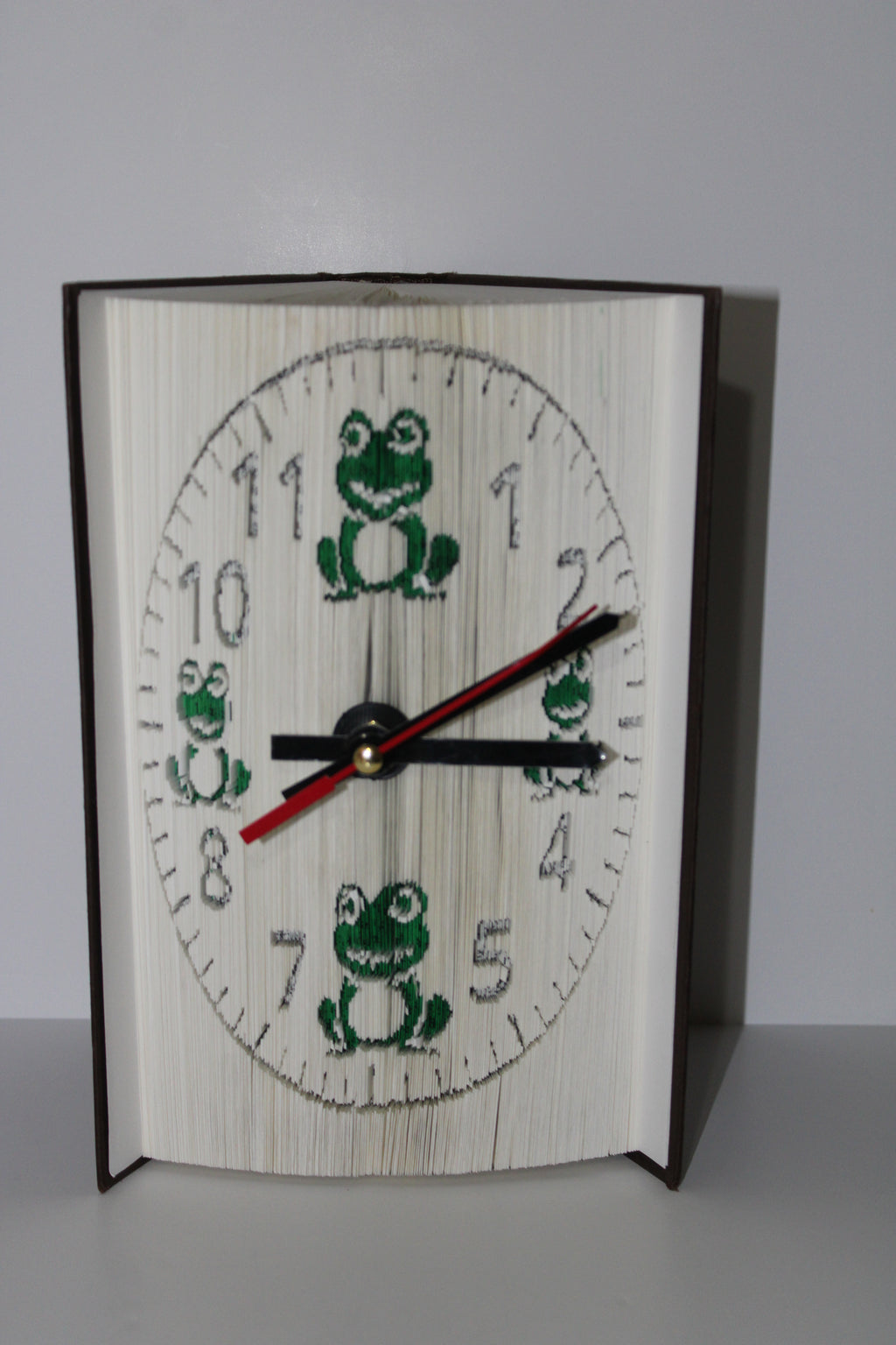 Livre pendule grenouilles vertes