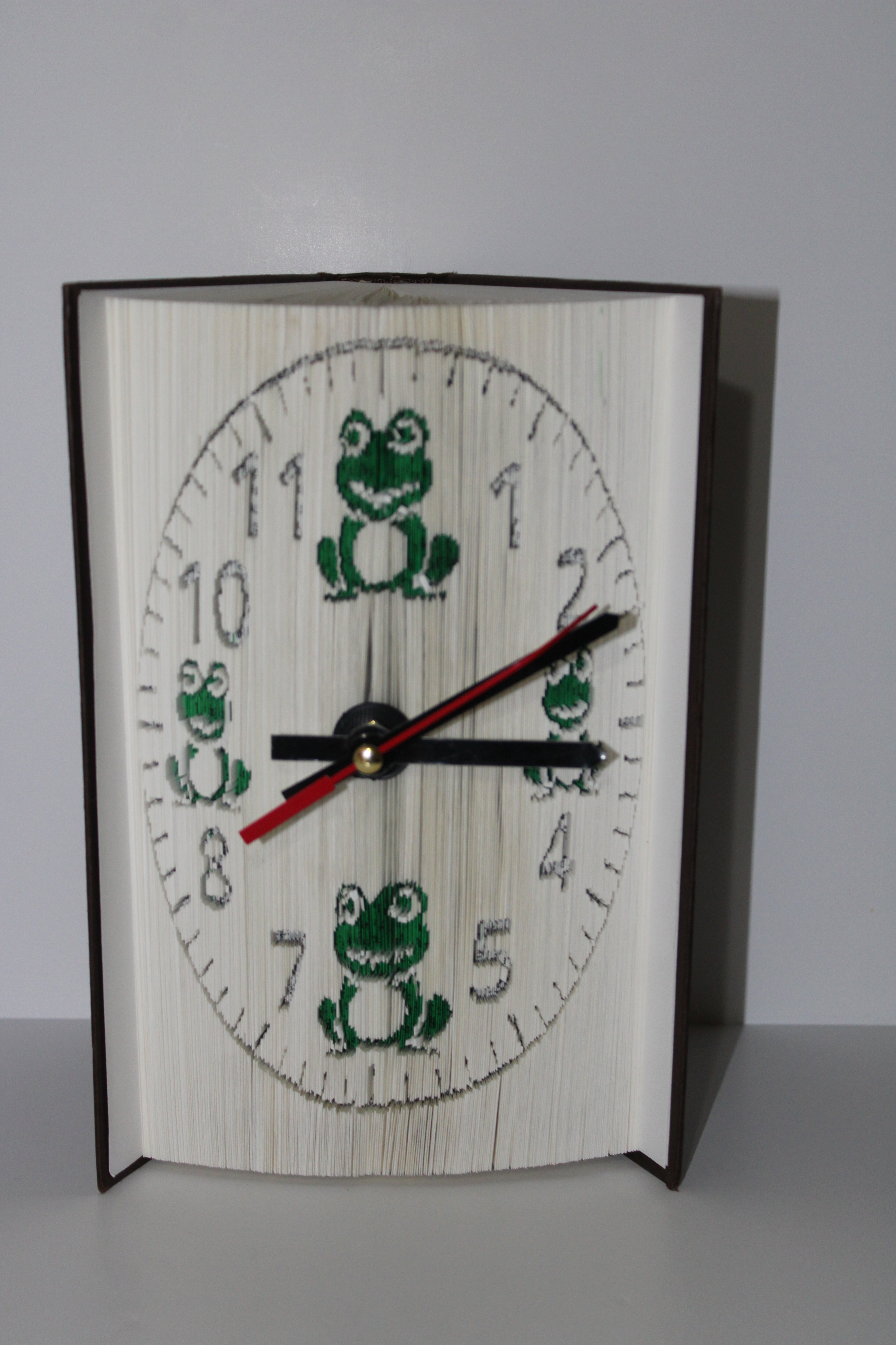 Livre pendule grenouilles vertes