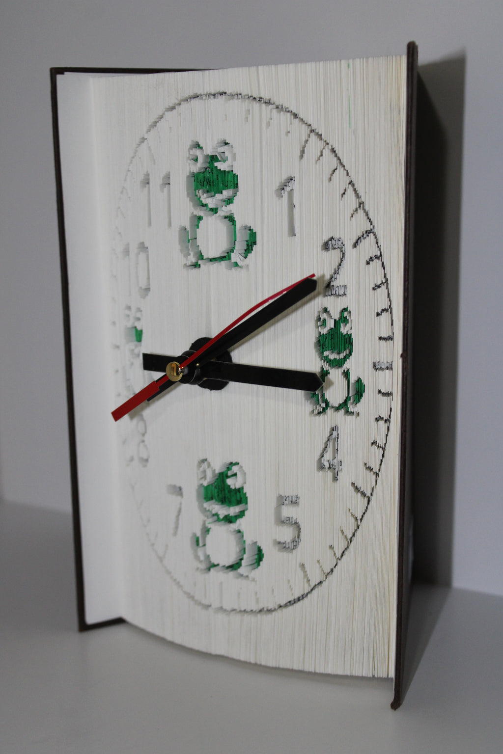Livre pendule grenouilles vertes