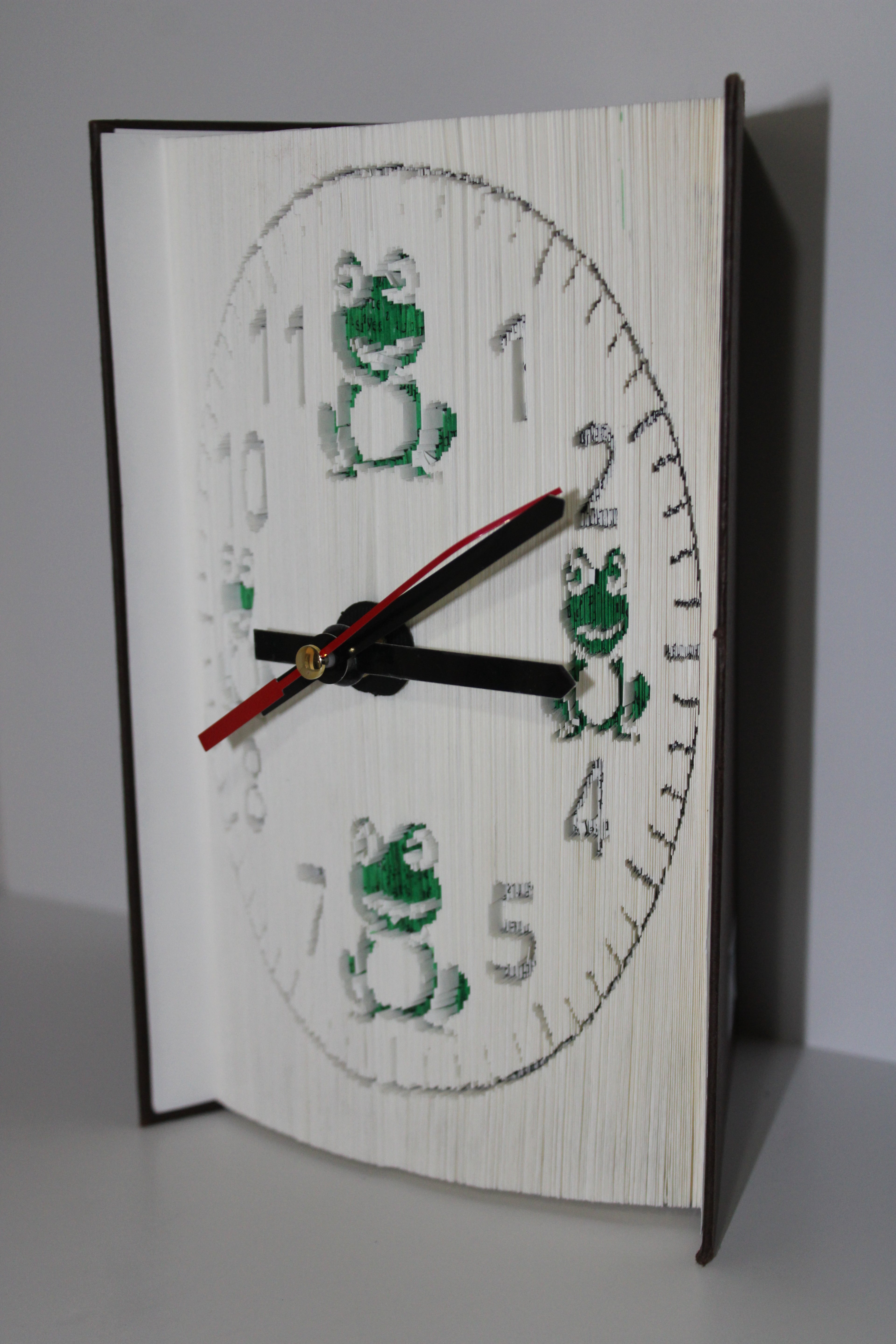 Livre pendule grenouilles vertes
