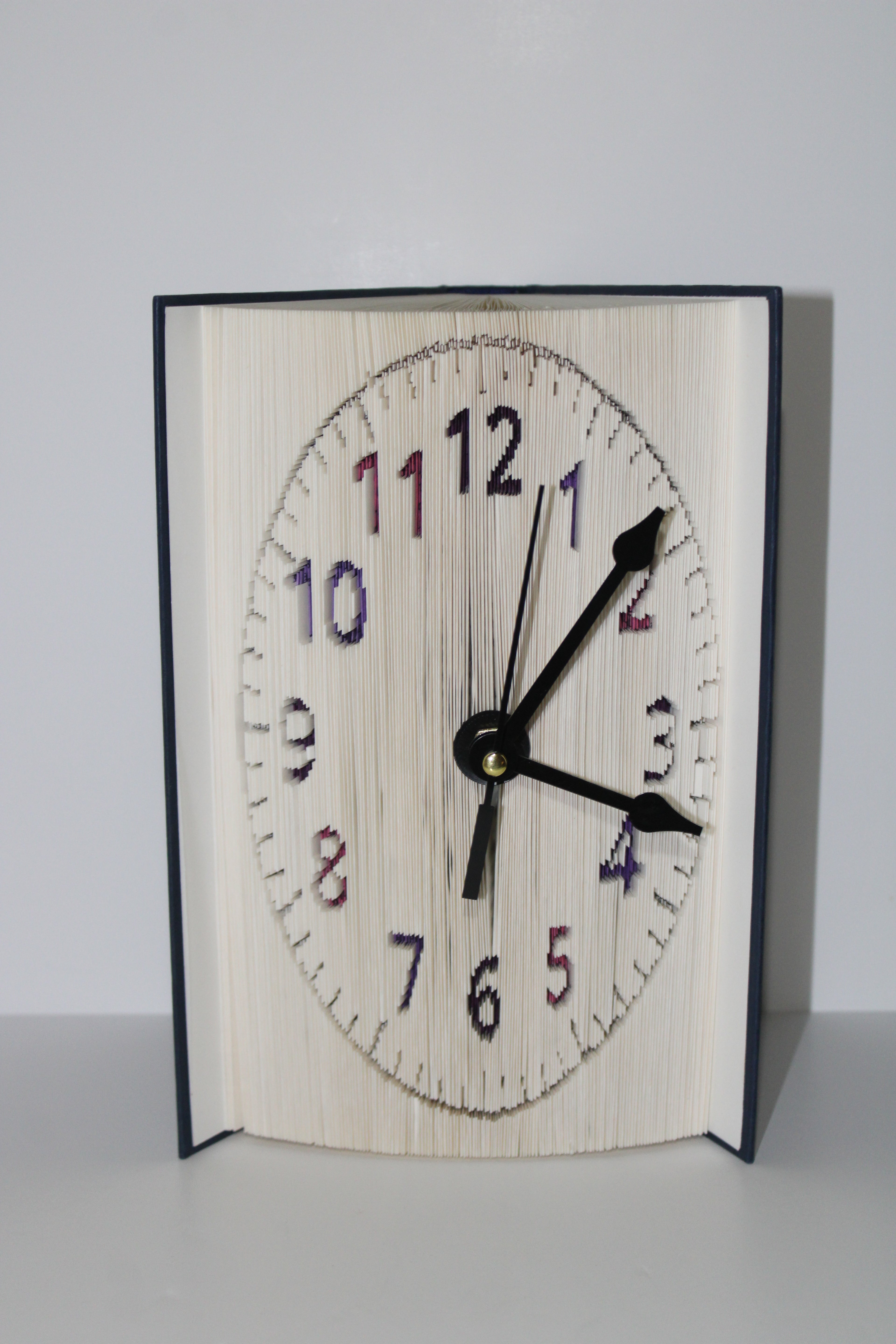 Livre pendule chiffres multi couleur