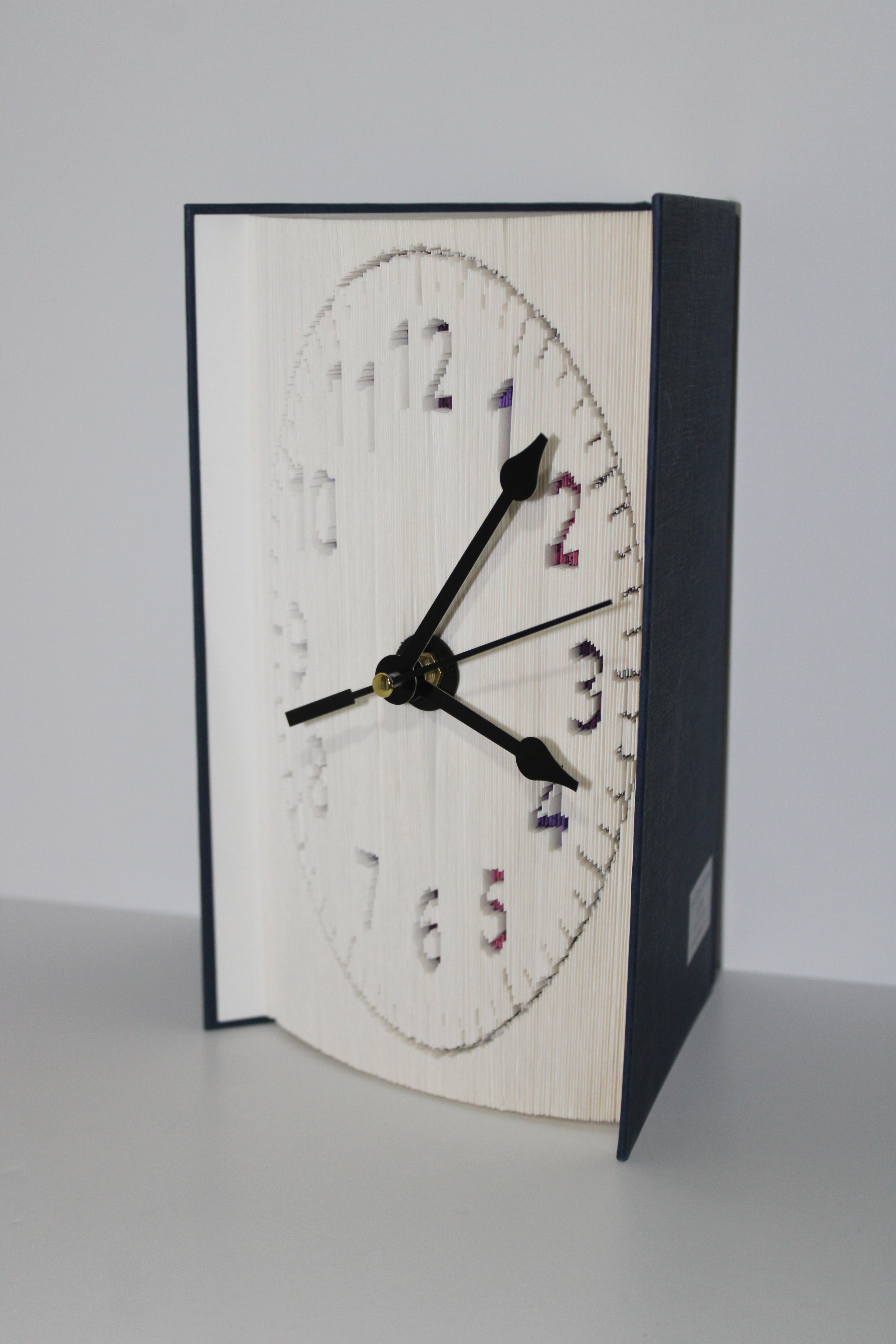 Livre pendule chiffres multi couleur