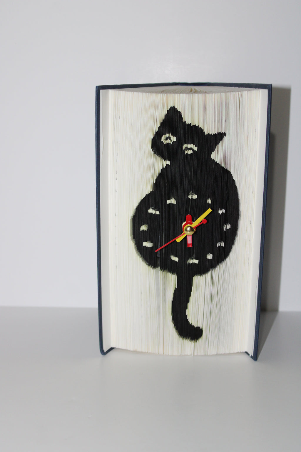 Livre pendule chat noir