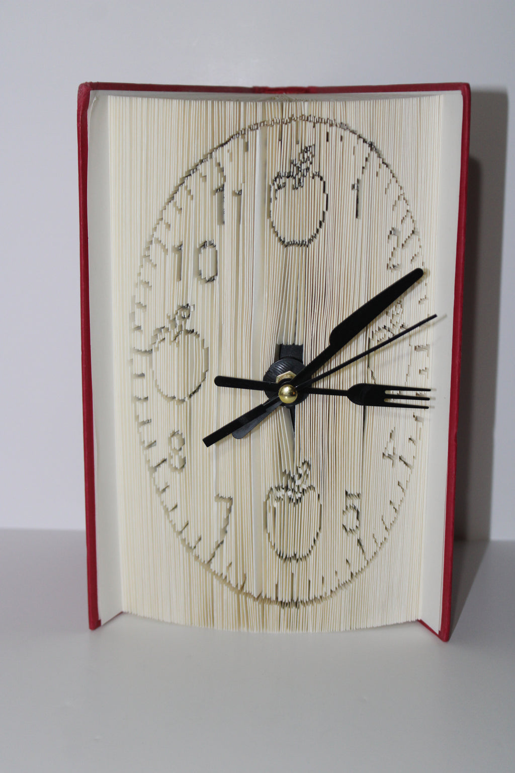 Livre pendule pommes aiguilles couverts