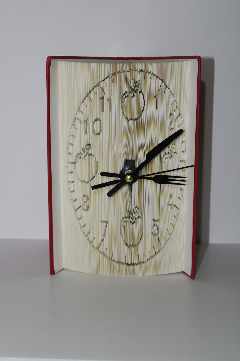 Livre pendule pommes aiguilles couverts