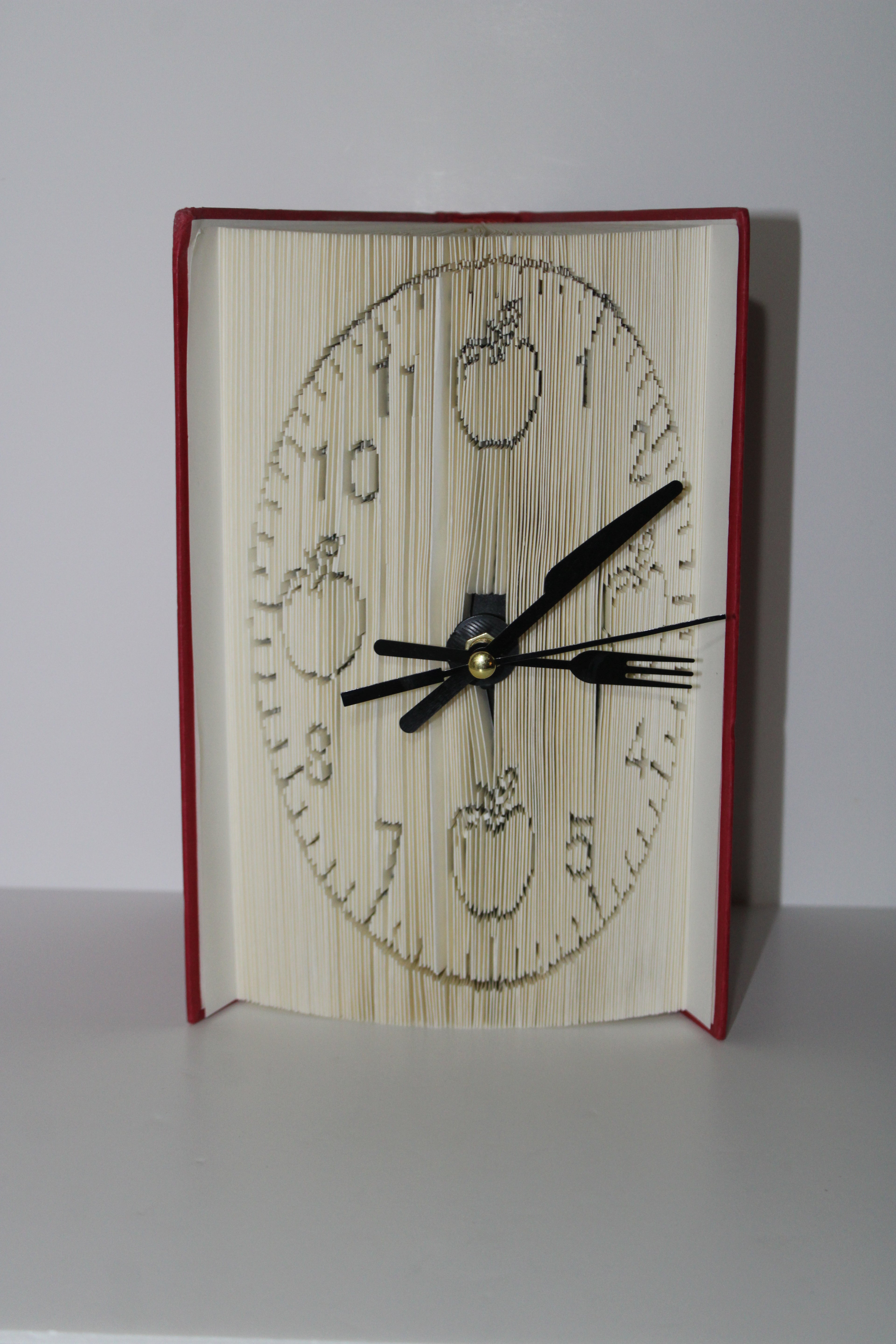 Livre pendule pommes aiguilles couverts