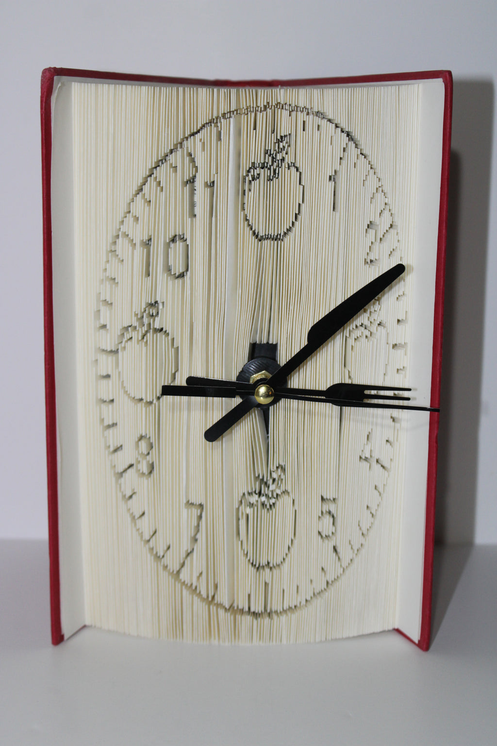 Livre pendule pommes aiguilles couverts