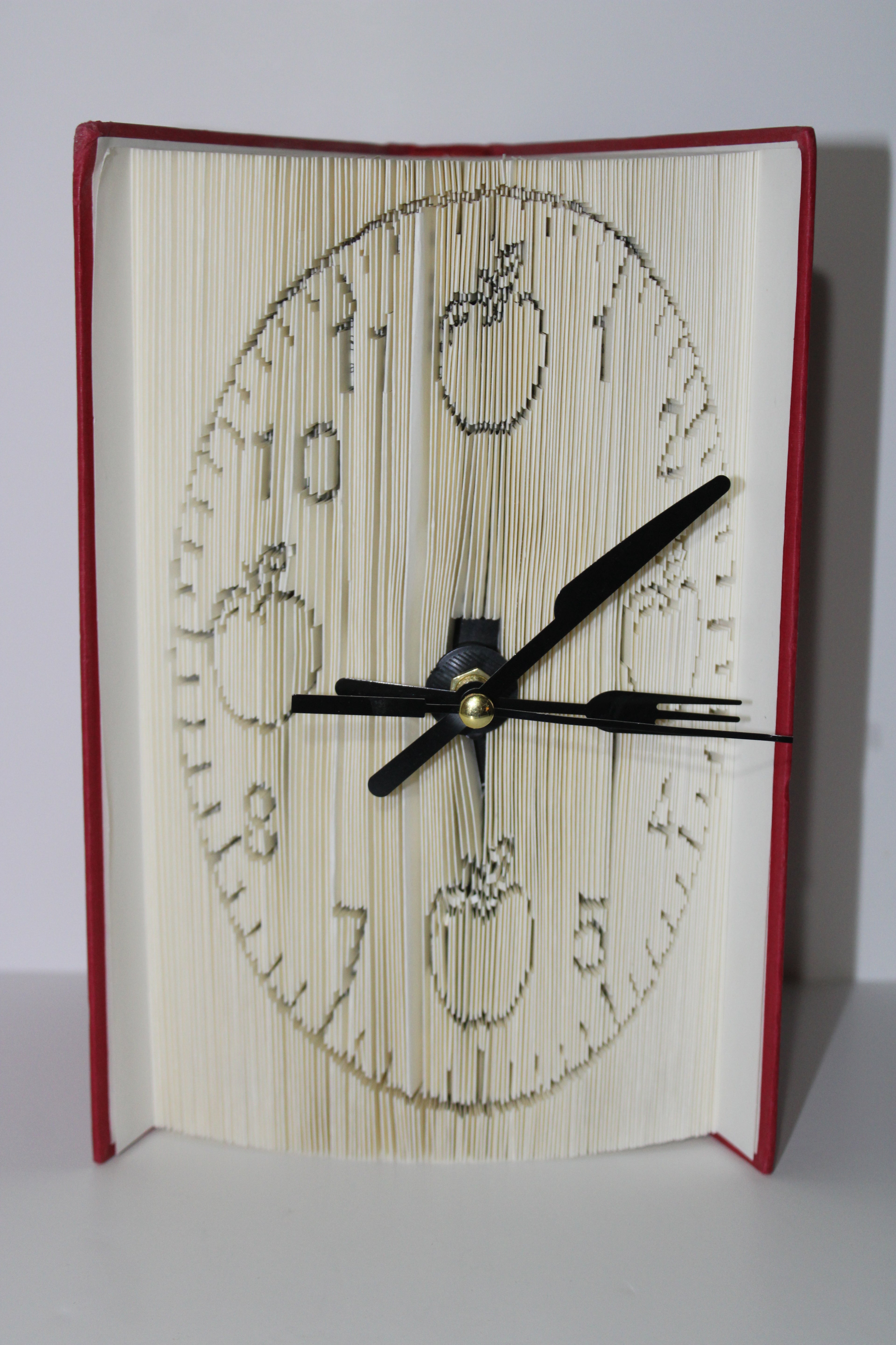Livre pendule pommes aiguilles couverts