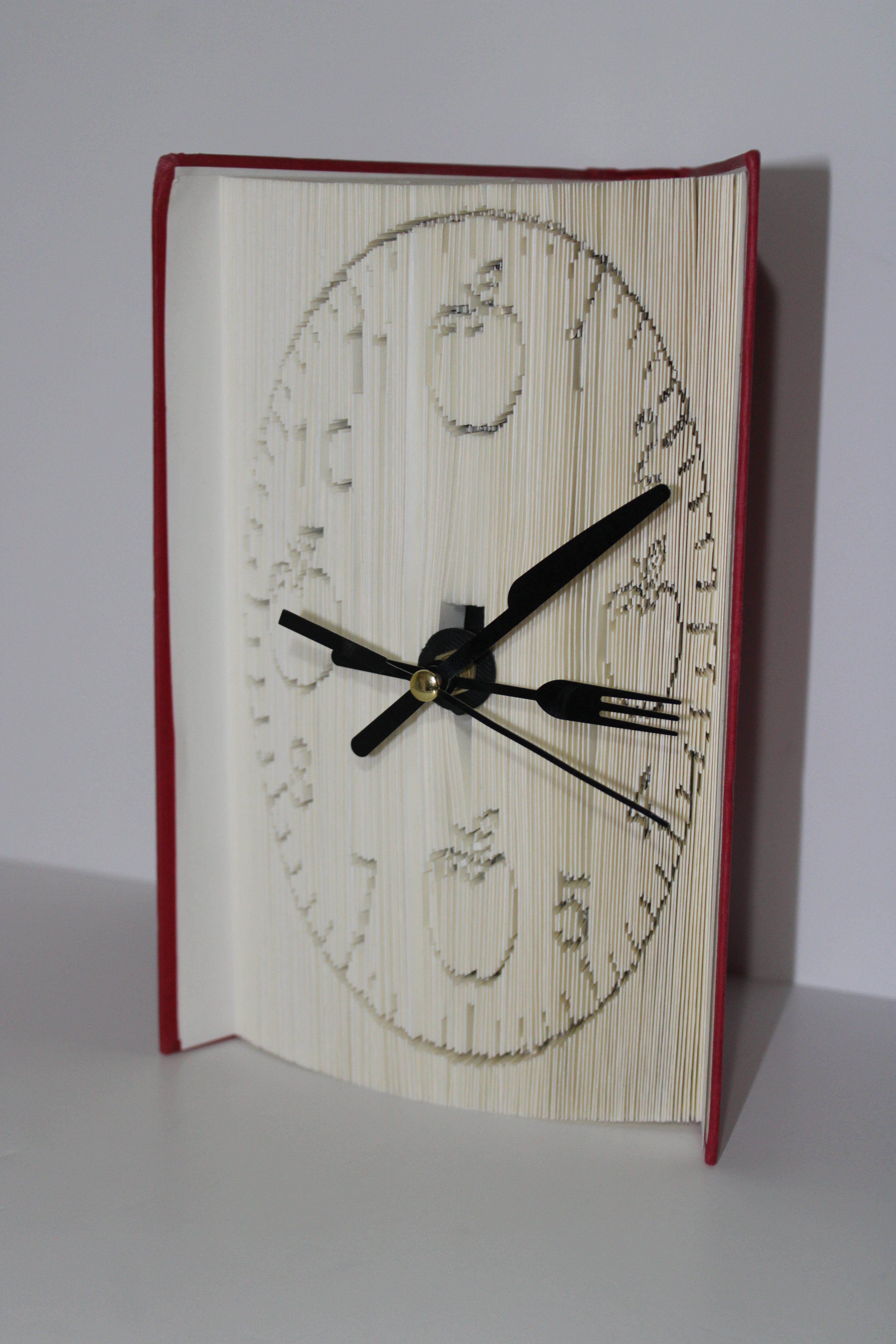 Livre pendule pommes aiguilles couverts