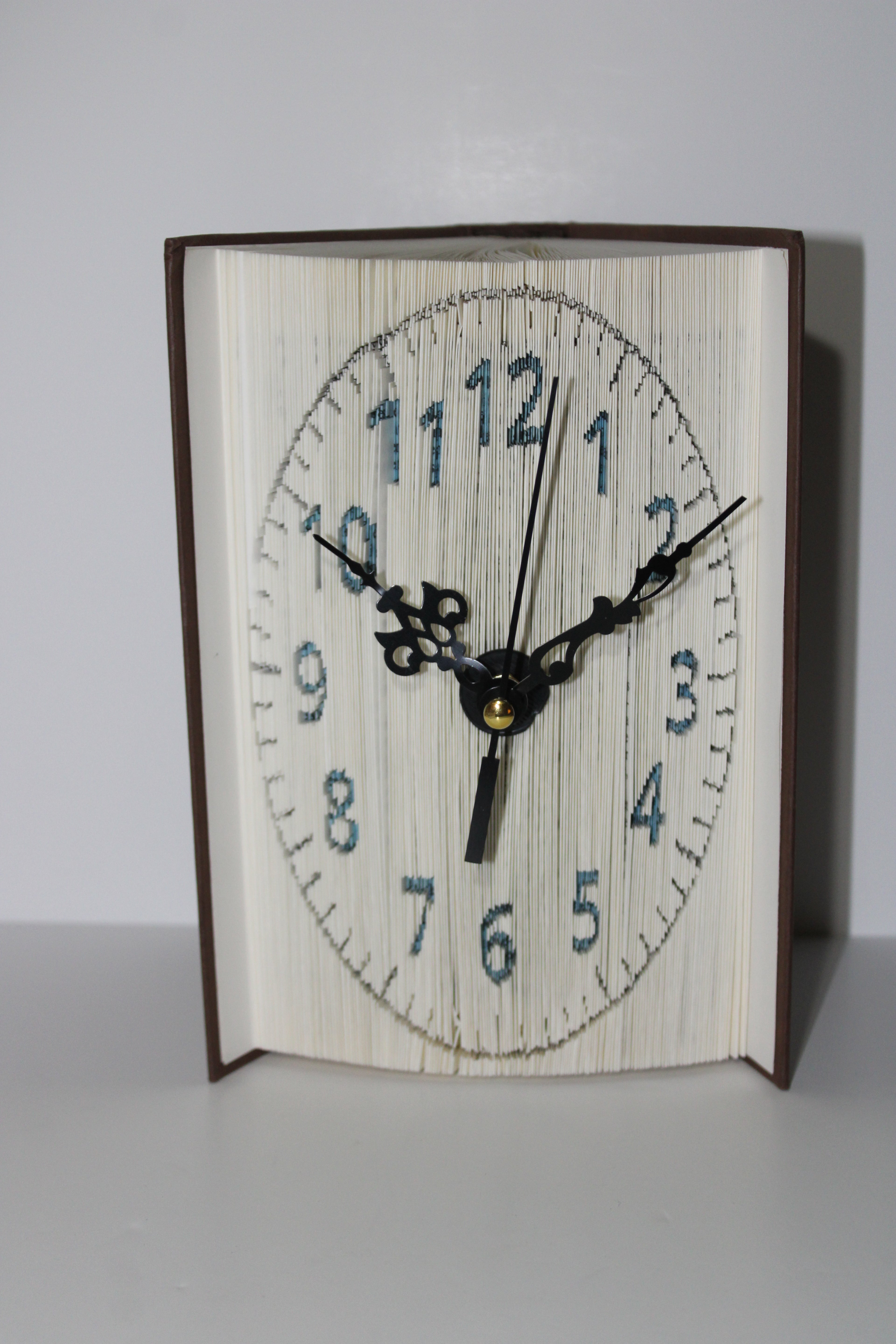 Livre pendule chiffres bleu