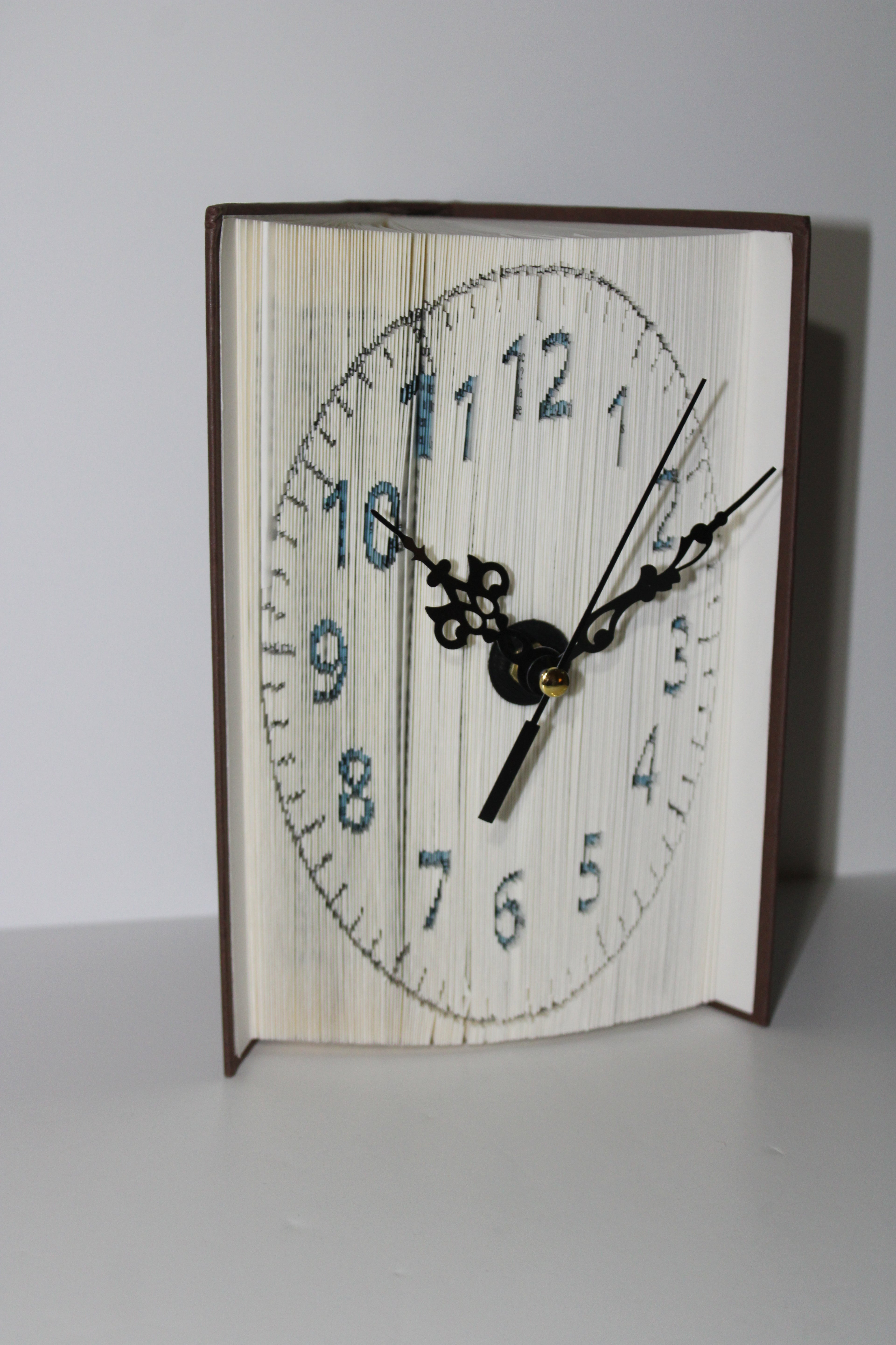Livre pendule chiffres bleu