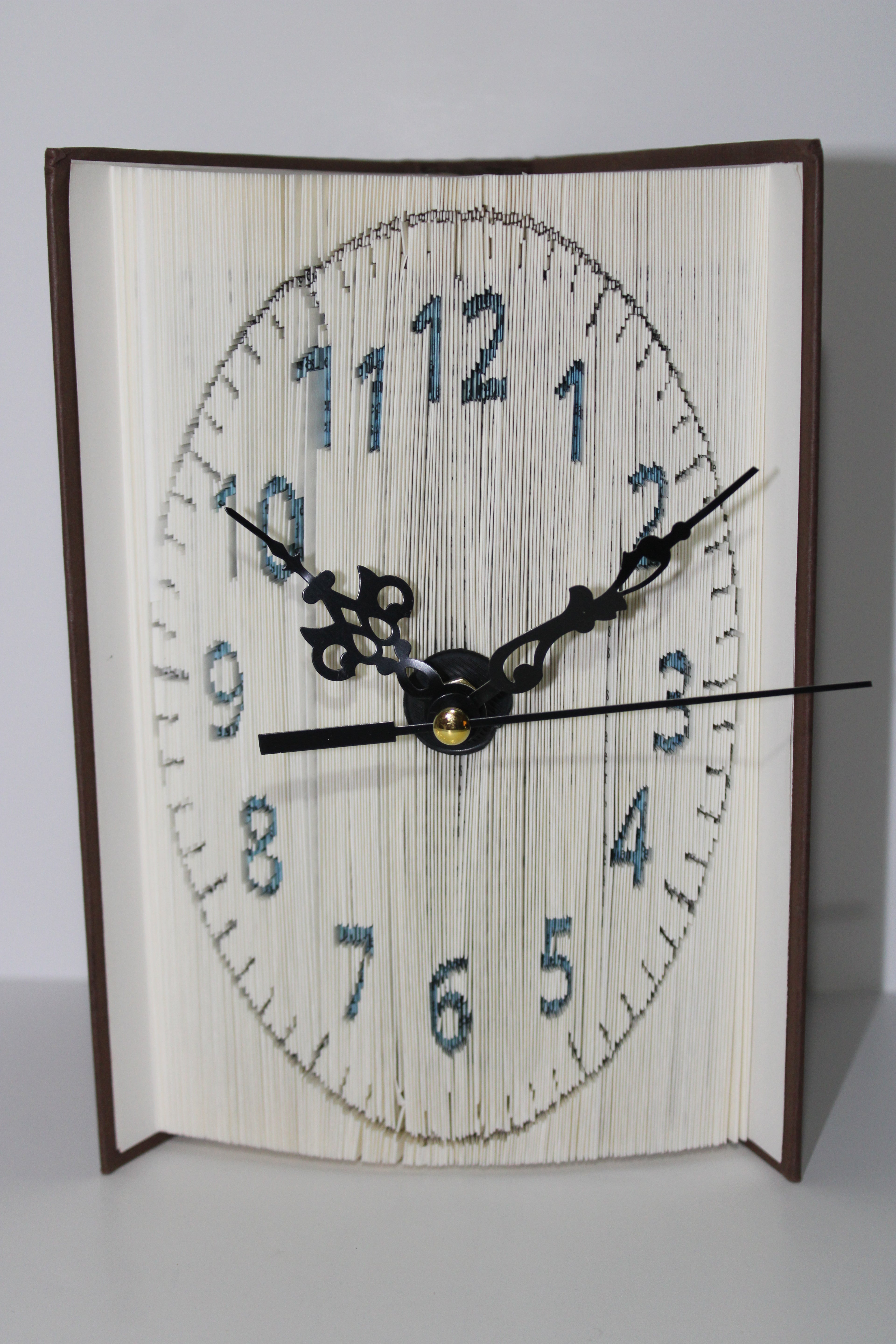 Livre pendule chiffres bleu