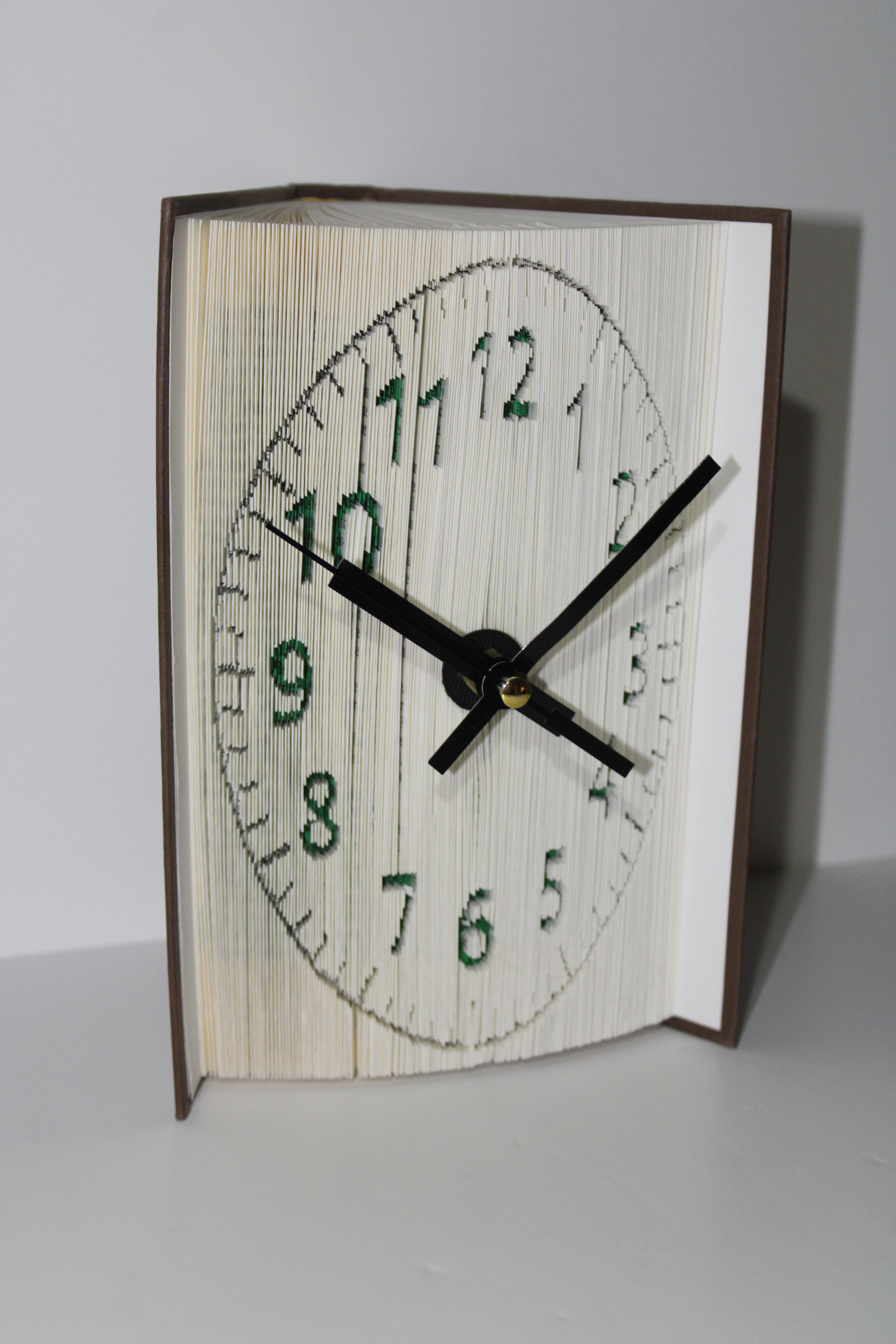 Livre pendule chiffres vert