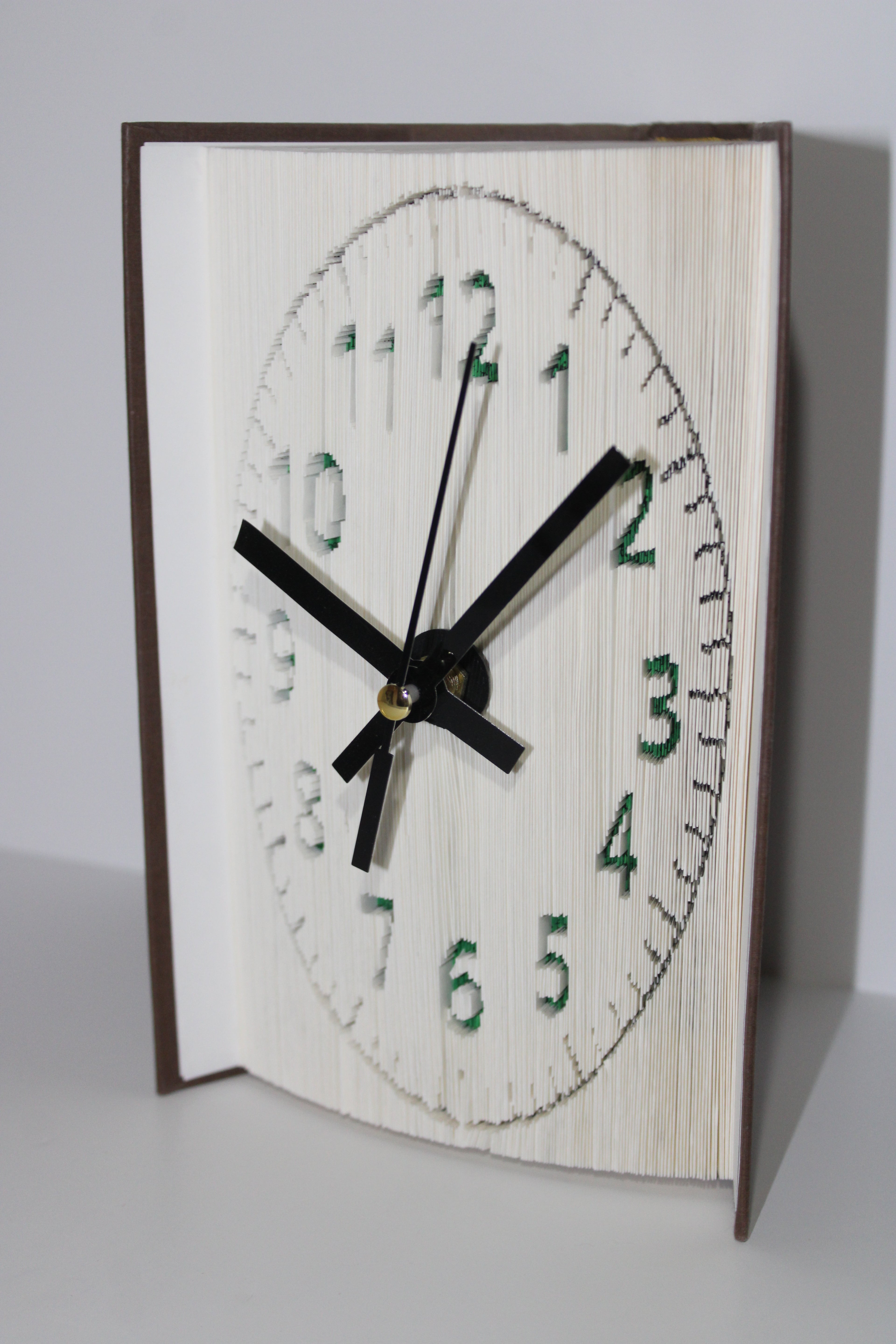 Livre pendule chiffres vert