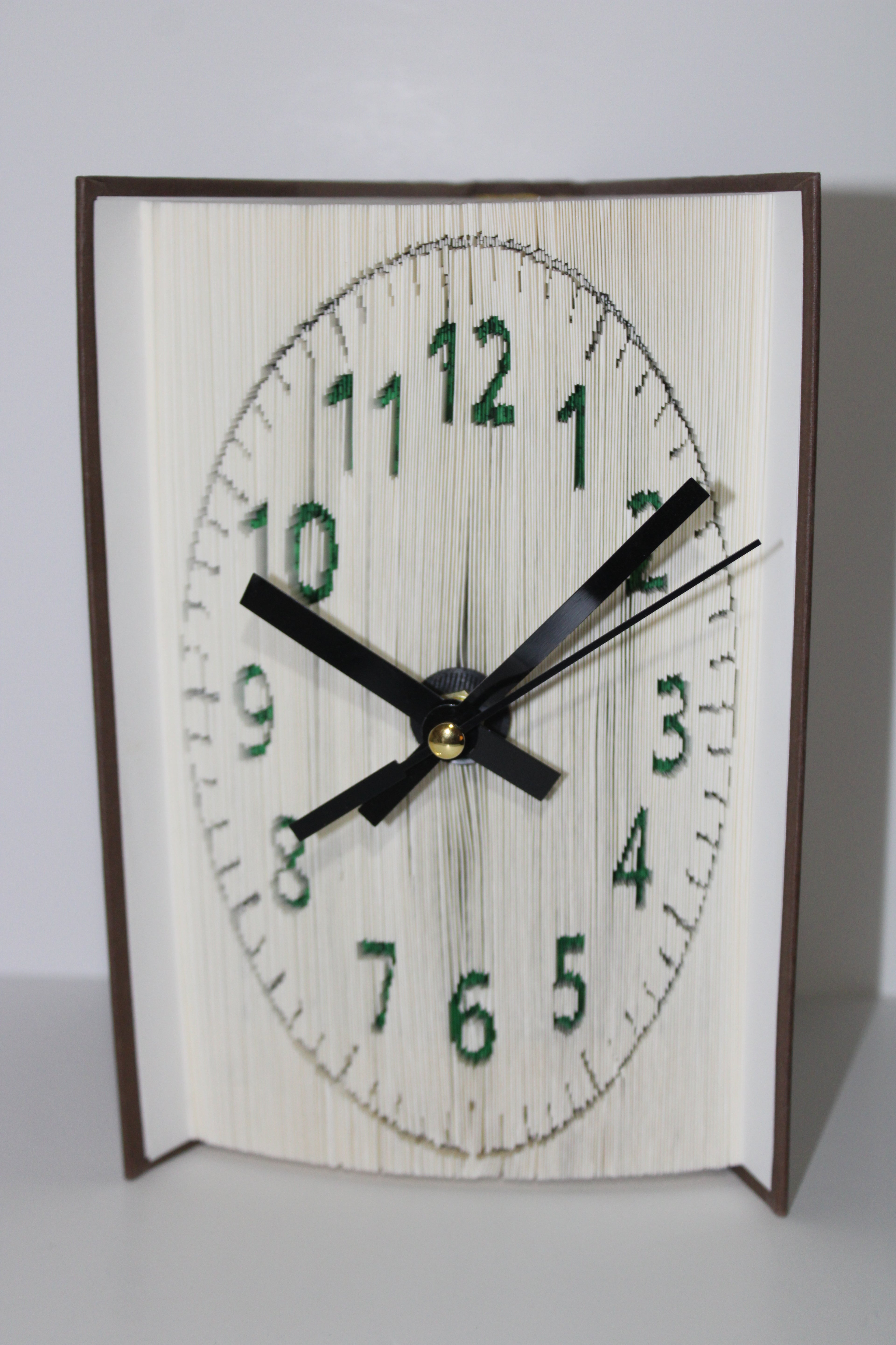 Livre pendule chiffres vert