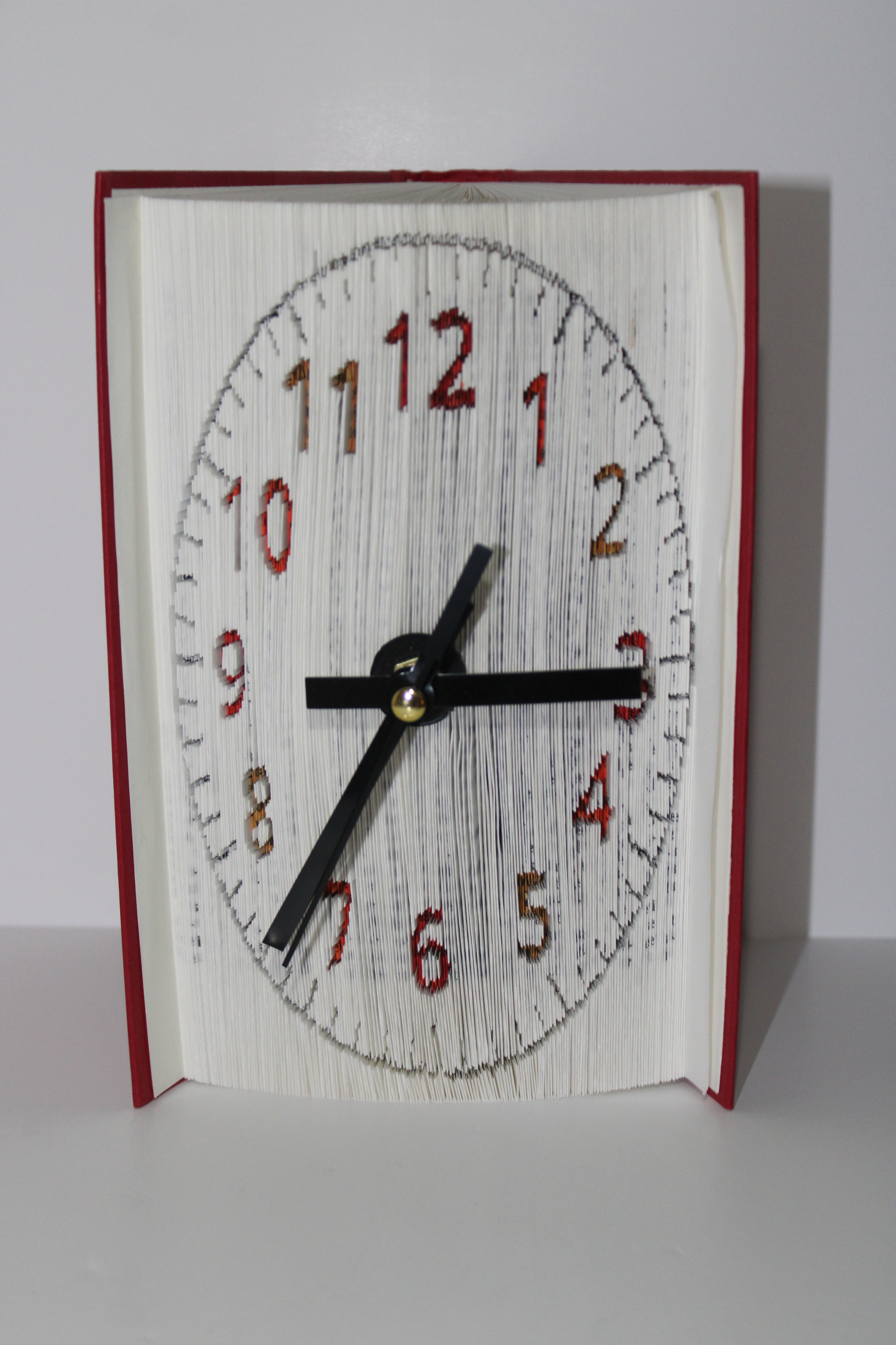 Livre pendule chiffres orange