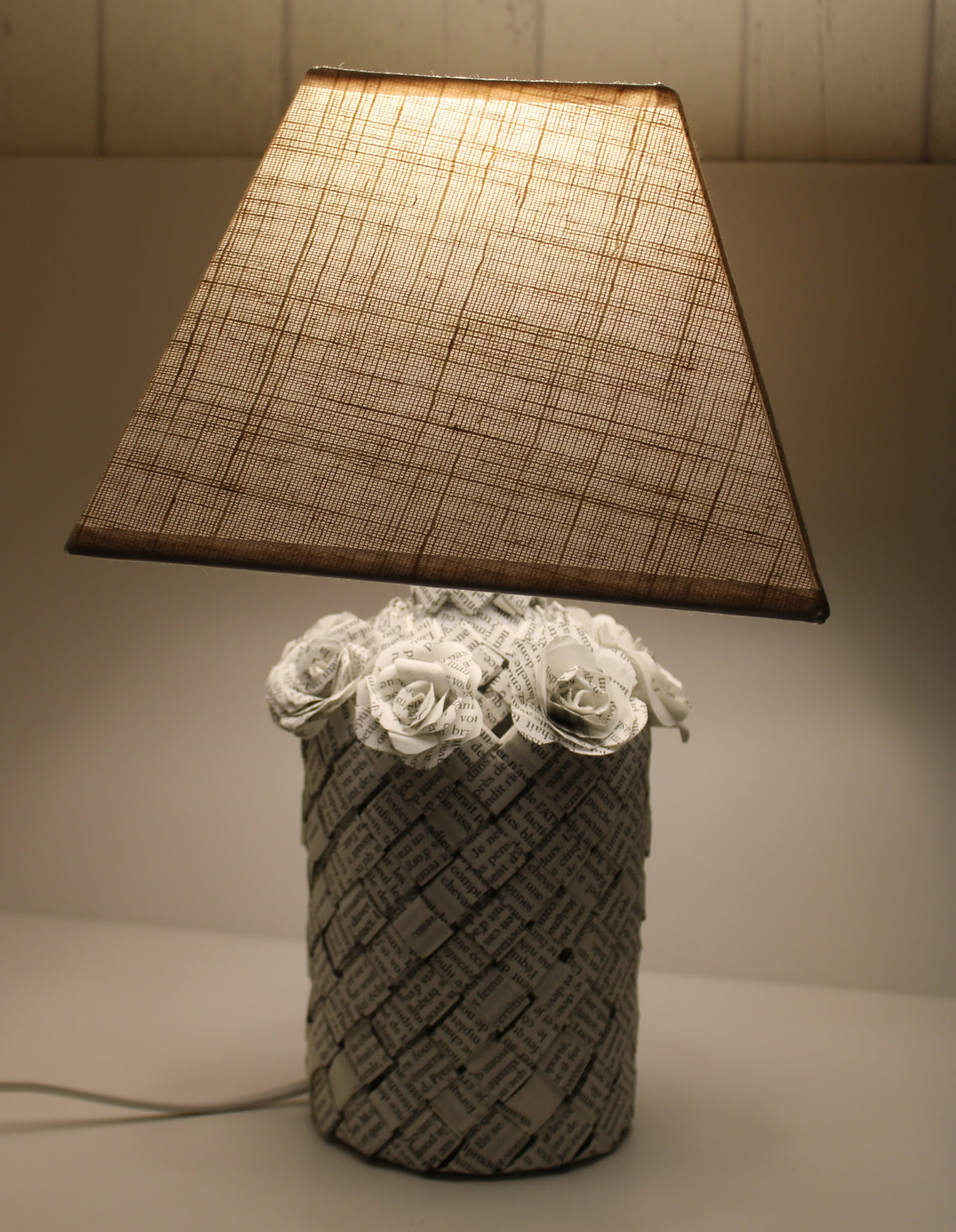 Livre lampe roses en papier