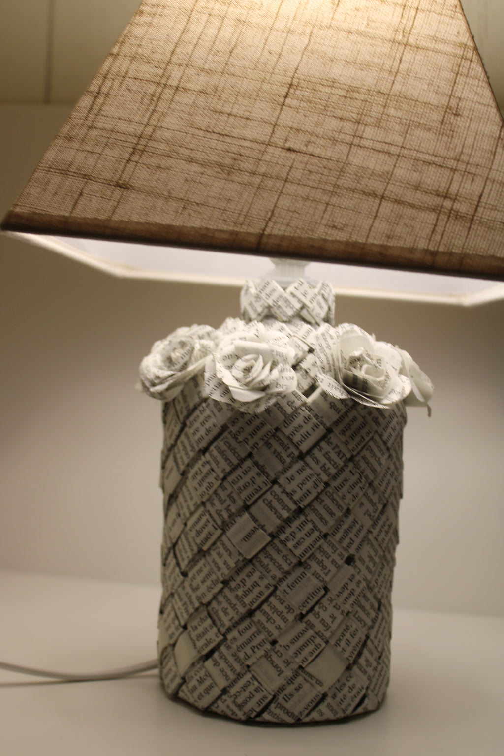 Livre lampe roses en papier