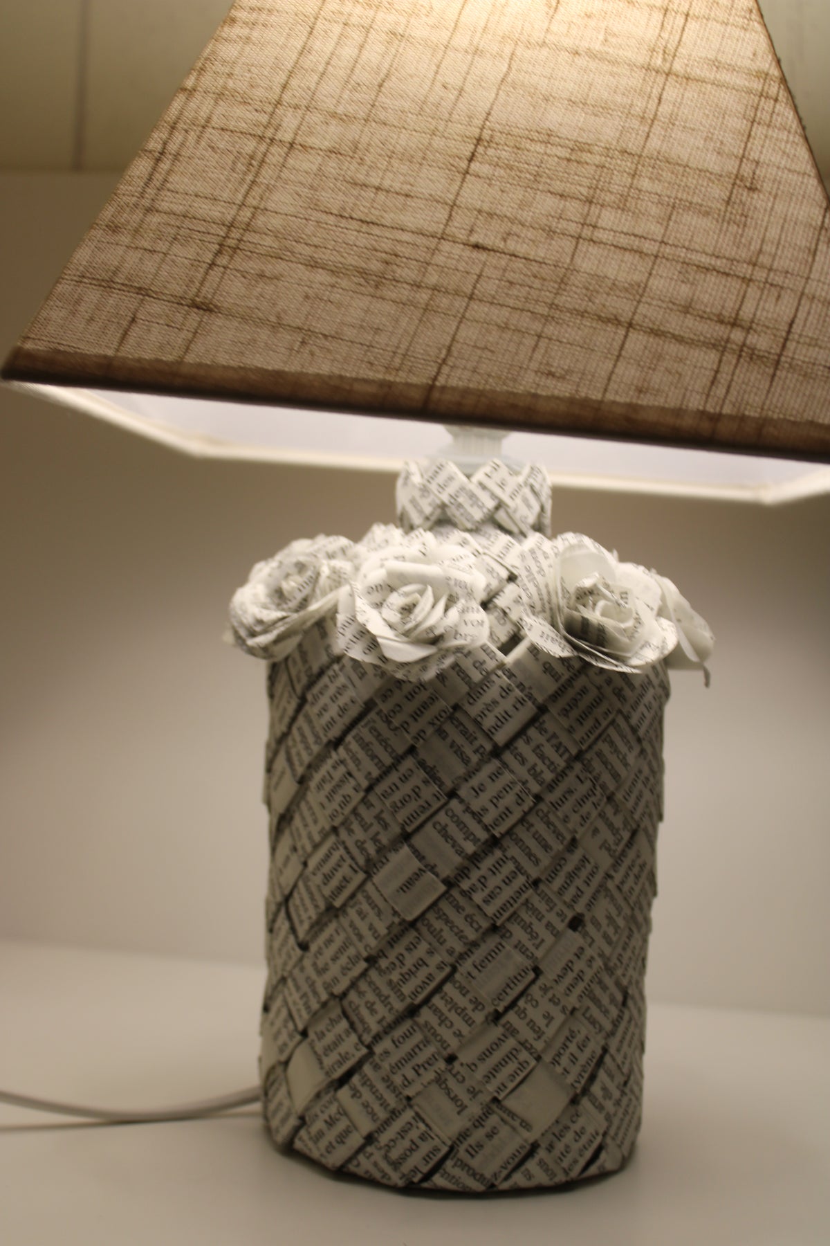 Livre lampe roses en papier