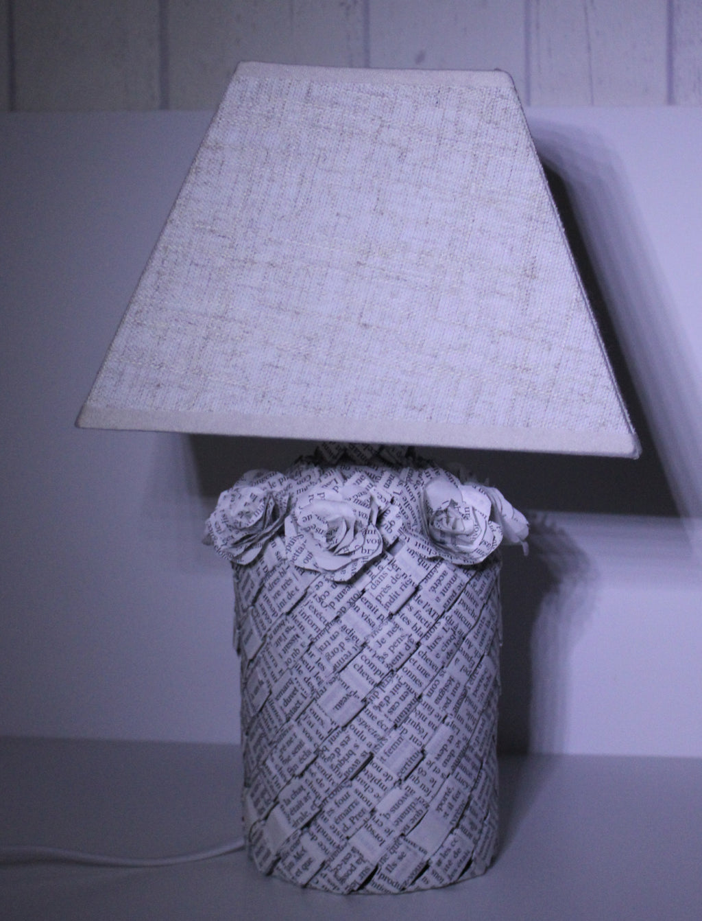 Livre lampe roses en papier