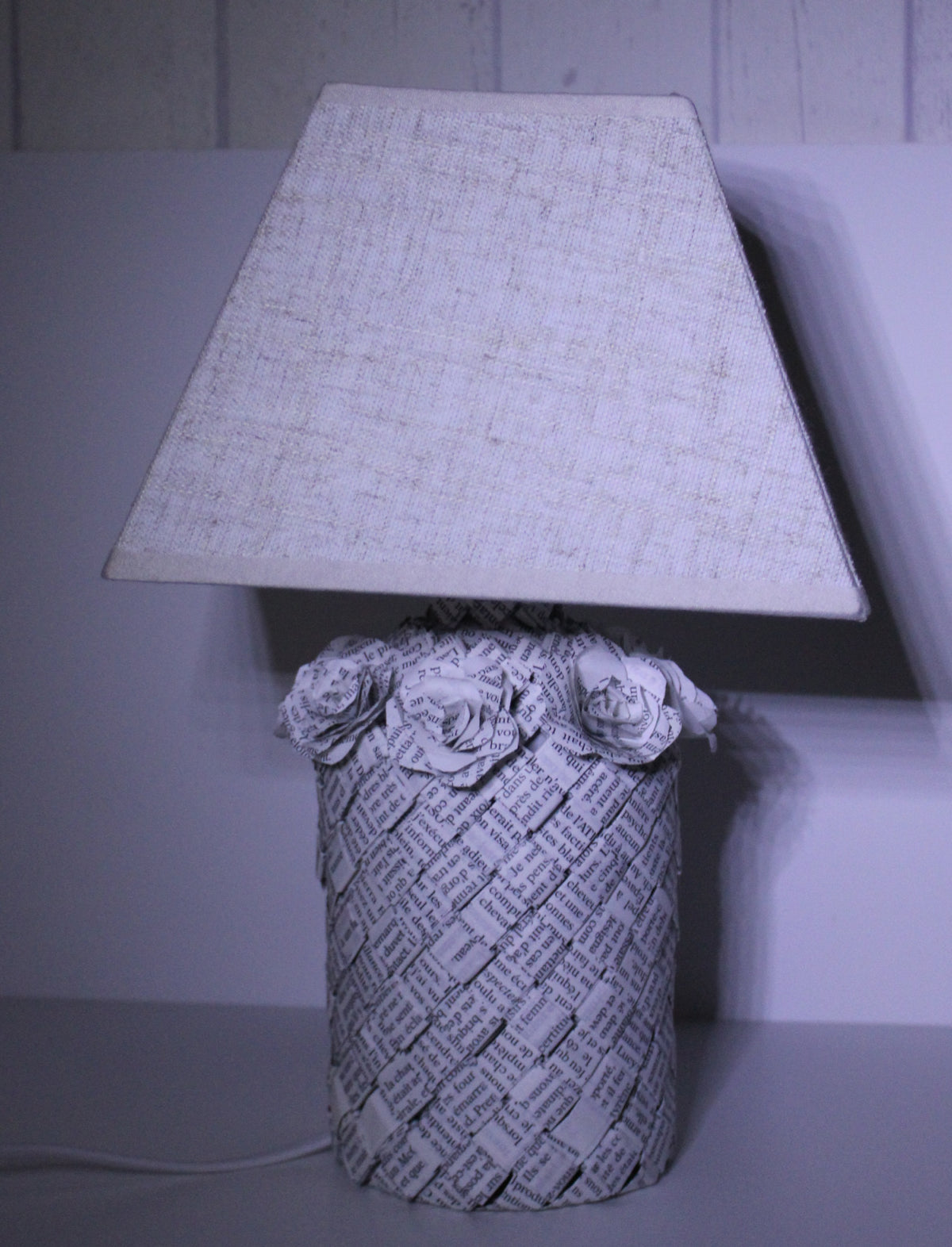 Livre lampe roses en papier