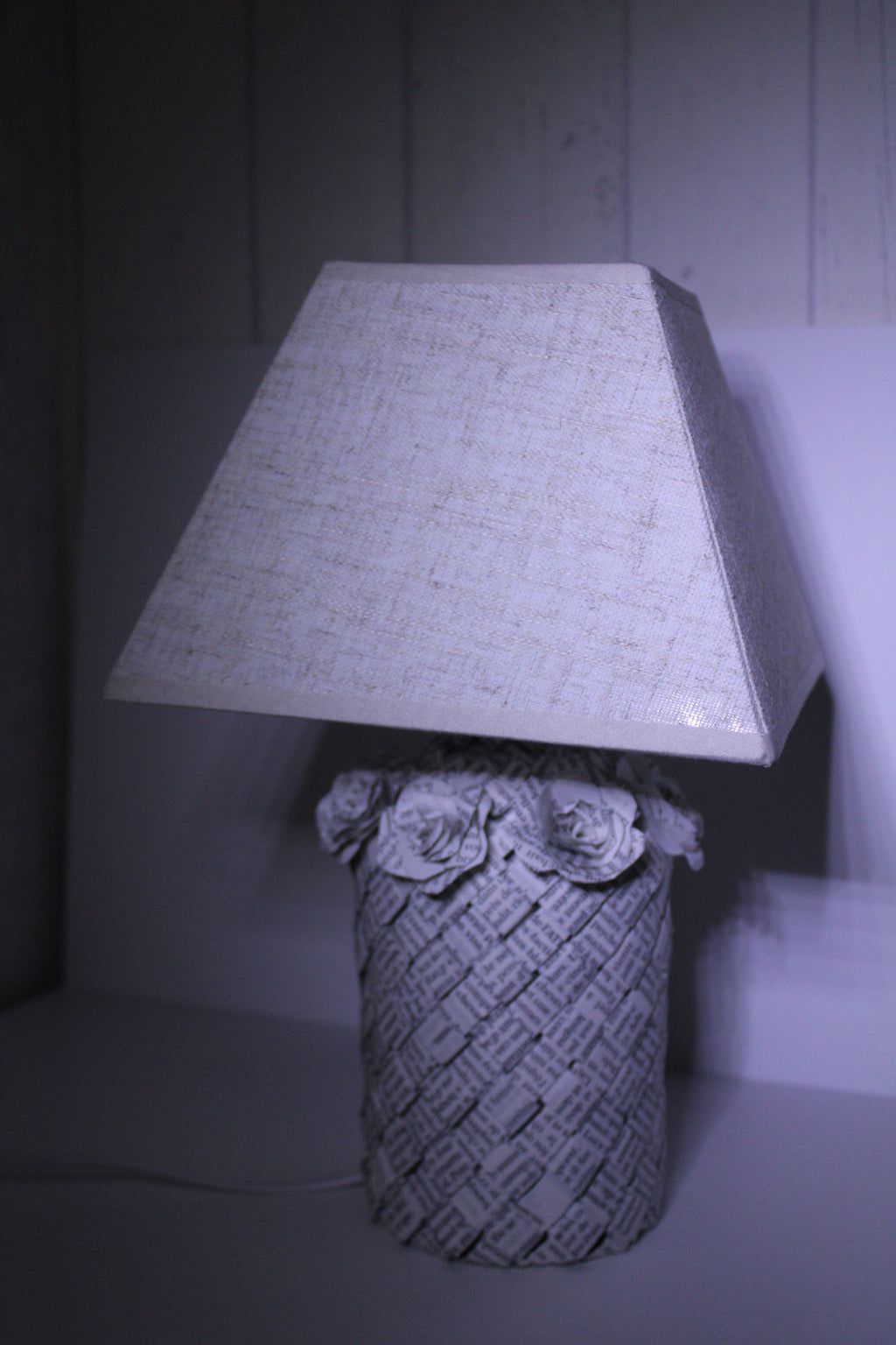 Livre lampe roses en papier