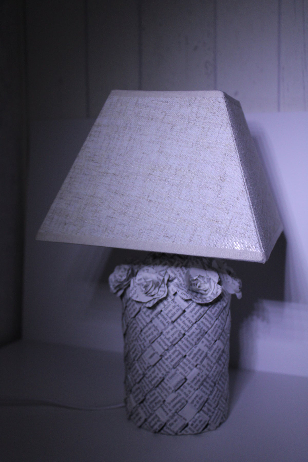 Livre lampe roses en papier