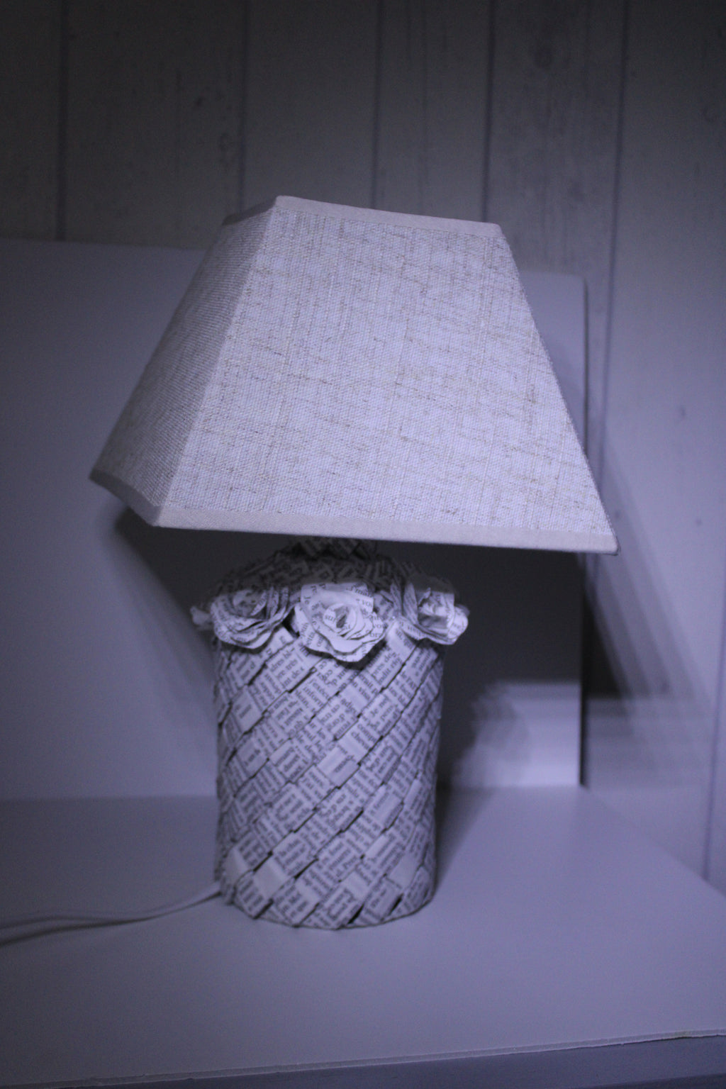 Livre lampe roses en papier