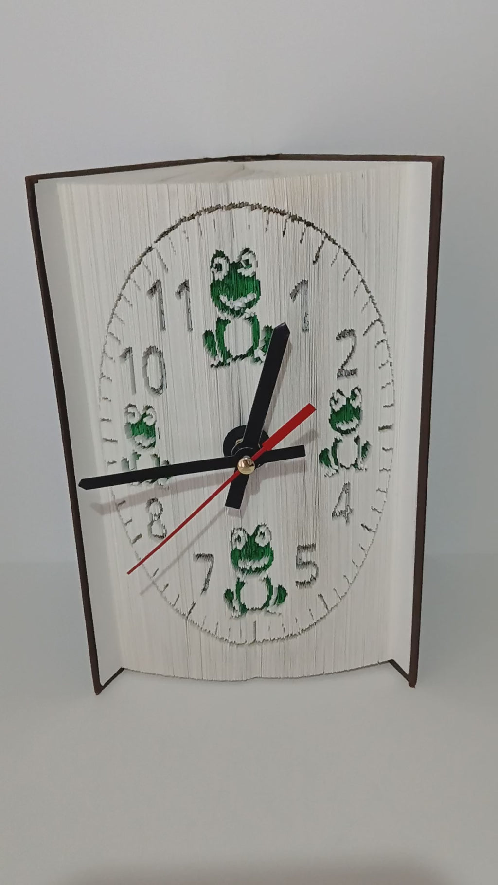 Livre pendule grenouilles vertes