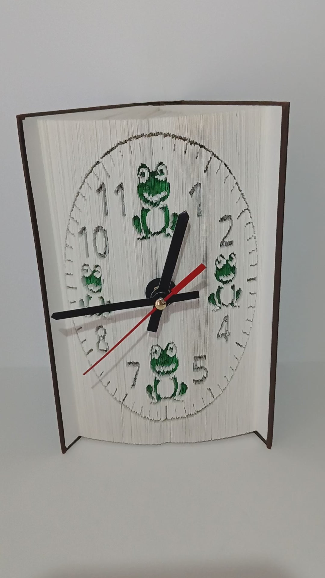Livre pendule grenouilles vertes