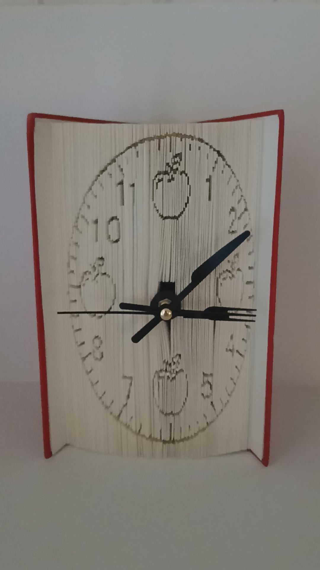 Livre pendule pommes aiguilles couverts